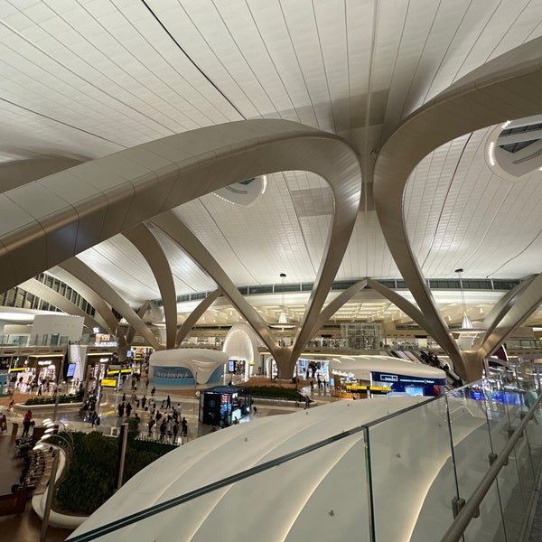 รูปภาพถ่ายที่ Zayed International Airport (AUH) โดย Márton O. เมื่อ 4/28/2024