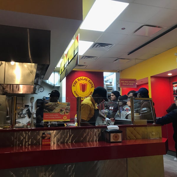Photo taken at The Halal Guys by Jia Chen W. on 11/25/2017