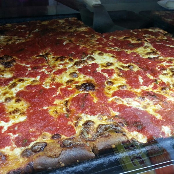 2/14/2013 tarihinde Veronica D.ziyaretçi tarafından Justino&#39;s Pizzeria'de çekilen fotoğraf