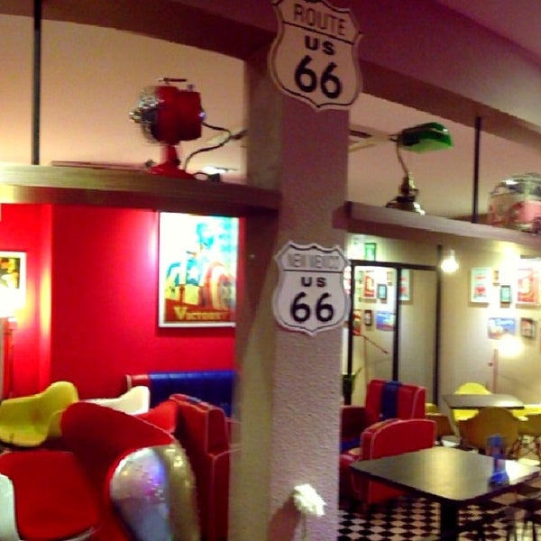 4/28/2013にCao T.がRetrobite Diner Cafeで撮った写真