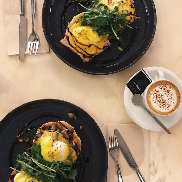 Best eggs Benedict and Florentine I’ve ever had & perfect playlist with 80s music