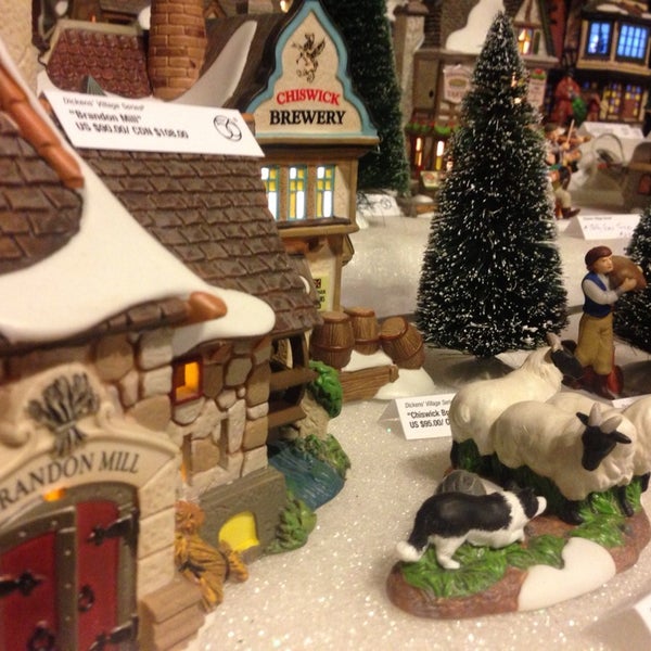 Oakwood village ohio. Gift village. Комплект штор рождество. Visitor дубай магазин сувениров. Berlin ohio.