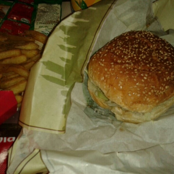 Foto tomada en Upper West Side Falafel  por Murat K. el 4/12/2013