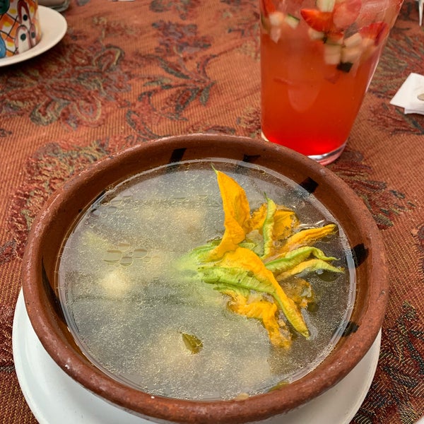 Decoración y la calidez propia del lugar te envuelve, el trovador de 10! Comida les ultra recomiendo la sopa Cholulteca, no olviden el tradicional mole poblano.
