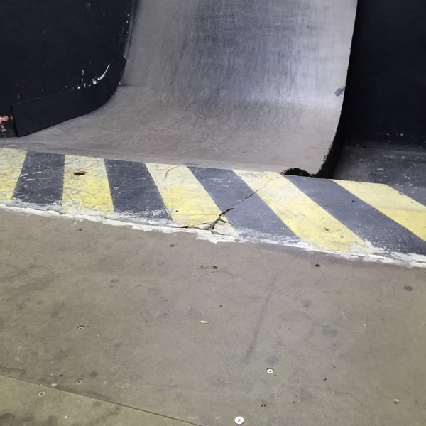 10/31/2015 tarihinde Marcus V.ziyaretçi tarafından MPVS Skateshop'de çekilen fotoğraf