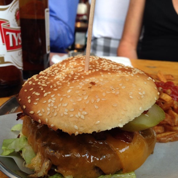 Photo taken at Hamburger Heaven by Marco J. on 8/8/2014