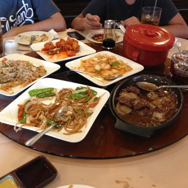 6/30/2013 tarihinde Rouben B.ziyaretçi tarafından Joyful House Chinese Cuisine'de çekilen fotoğraf