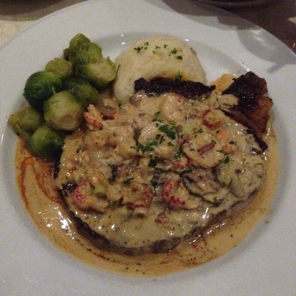 Foto scattata a French Quarter Grille da Cliff R. il 10/26/2014