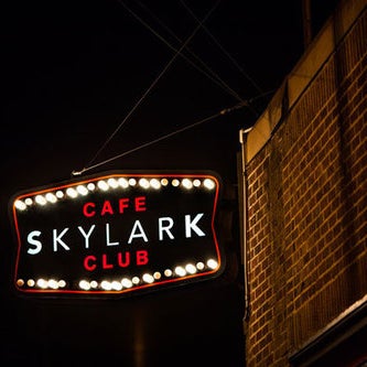 Foto tirada no(a) Skylark Cafe &amp; Club por Skylark Cafe &amp; Club em 3/21/2014