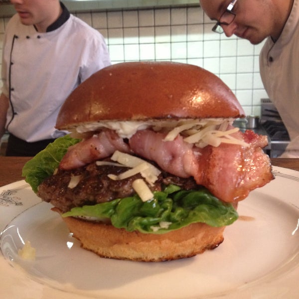 Foto scattata a Dish fine burger bistro da Ellen il 6/1/2013