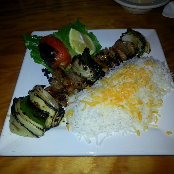 Foto scattata a Fanoos Persian Cuisine da The Nomadic F. il 6/24/2014