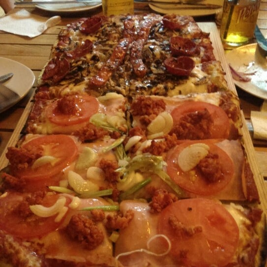 Снимок сделан в Mateo&#39;s Pizza &amp; Artesanal пользователем Juan Luis P. 3/15/2014