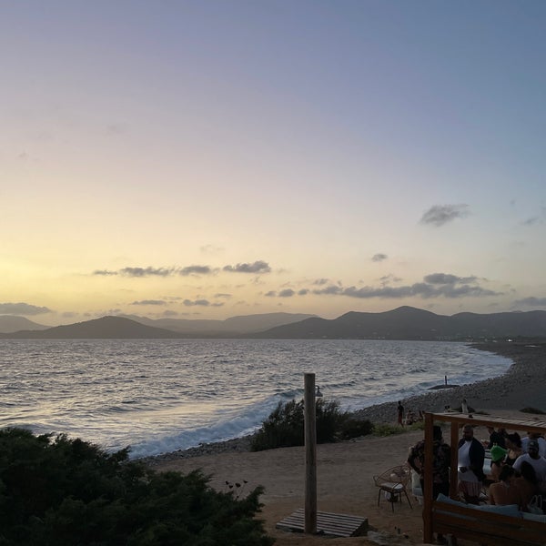 รูปภาพถ่ายที่ Experimental Beach Ibiza โดย Nawaf H. เมื่อ 8/31/2022