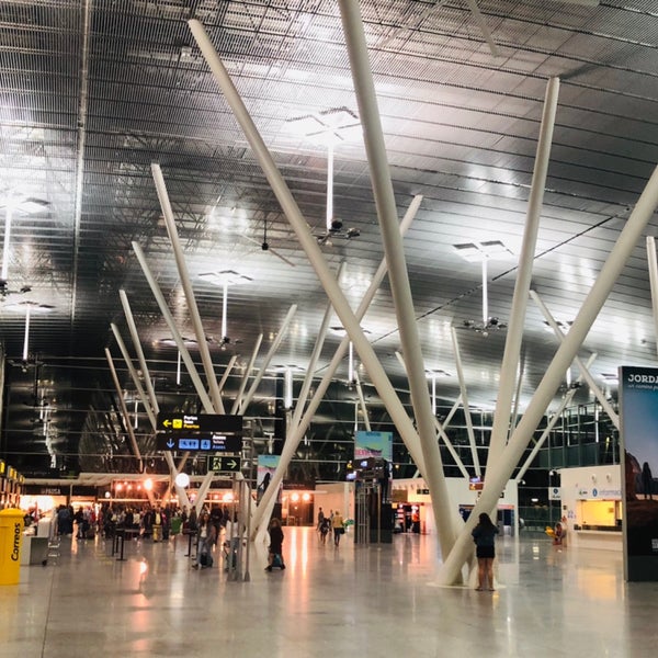 Das Foto wurde bei Aeropuerto de Santiago de Compostela von JETくん am 7/17/2019 aufgenommen