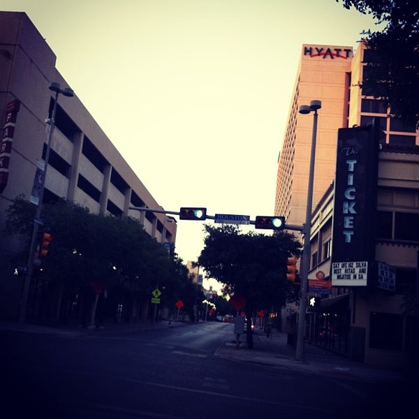 Das Foto wurde bei TownePlace Suites by Marriott San Antonio Downtown Riverwalk von Tommy W. am 7/13/2013 aufgenommen