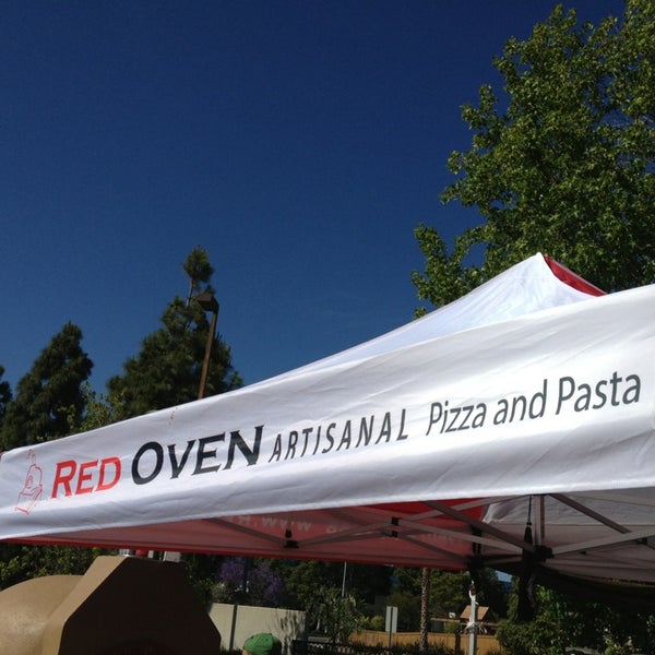 Foto tomada en Red Oven - Artisanal Pizza and Pasta  por Brandy J. el 5/26/2013