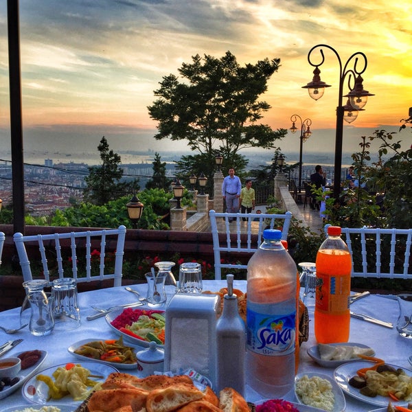Foto tomada en Küçük Çamlıca Nagehan Restaurant  por Ahmet sefa A. el 6/28/2015