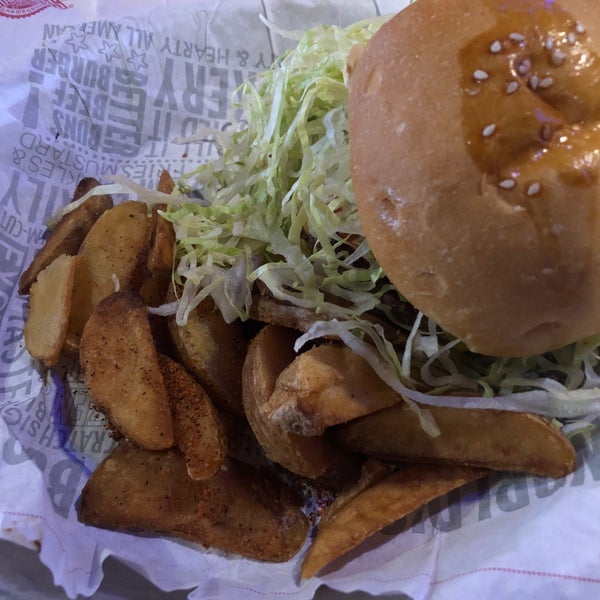 Photo taken at Fuddruckers by Jennie A. on 8/16/2018