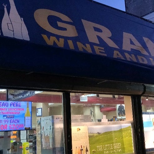 Foto tirada no(a) Grand Wine &amp; Liquors por Yeah W. em 11/15/2021