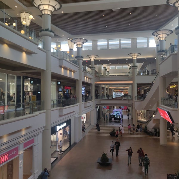 รูปภาพถ่ายที่ The Mall at Bay Plaza โดย Yeah W. เมื่อ 9/7/2022