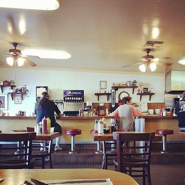 Foto tomada en Chuck&#39;s Hamburgers  por Stockton, California el 5/21/2014