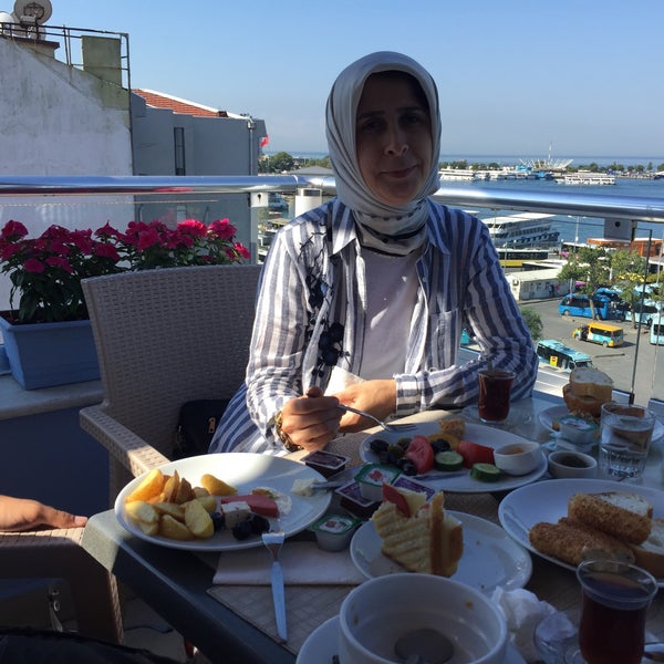 รูปภาพถ่ายที่ Deniz Hotel โดย Fatma D. เมื่อ 7/15/2018
