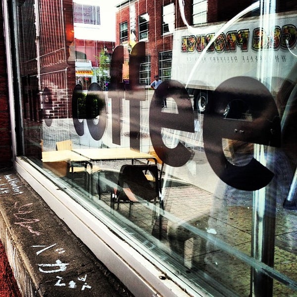 5/18/2013 tarihinde Michelle K.ziyaretçi tarafından The Yeti Cafe'de çekilen fotoğraf