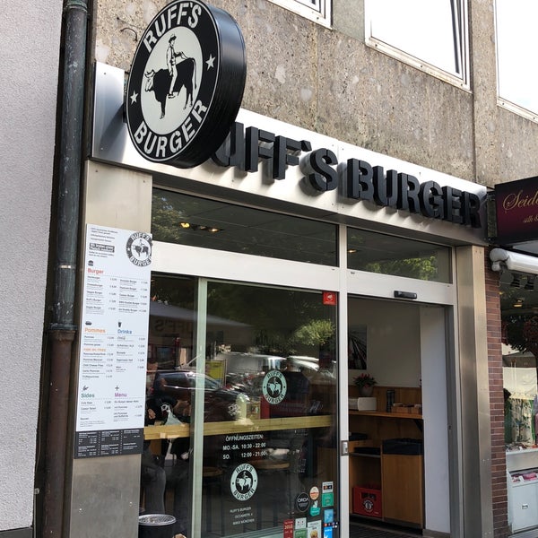 Foto scattata a Ruff&#39;s Burger Marienplatz da S il 8/8/2018