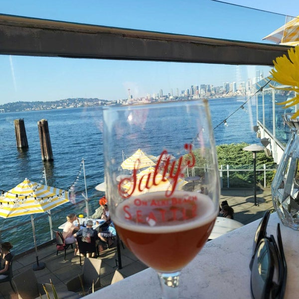 Photo taken at Salty&#39;s on Alki by Quinn Z. on 7/29/2022