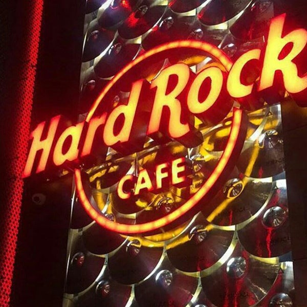 Photo taken at Hard Rock Cafe Istanbul by Fatih I. on 12/30/2016