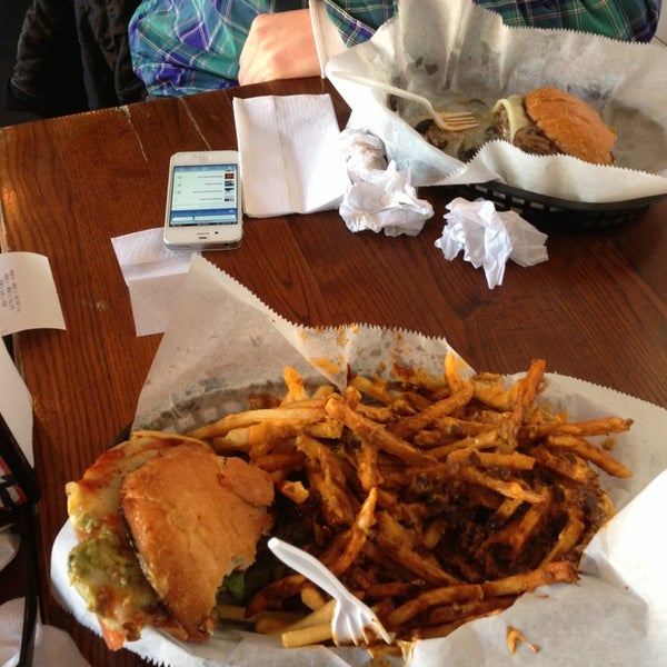 Das Foto wurde bei Pop&#39;s Burger von Caleb S. am 2/9/2013 aufgenommen