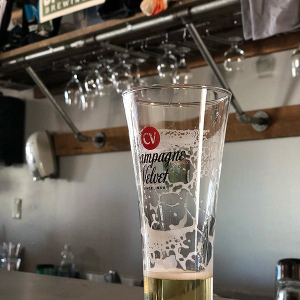Das Foto wurde bei Upland Brewing Company Tasting Room von Romily B. am 4/21/2019 aufgenommen
