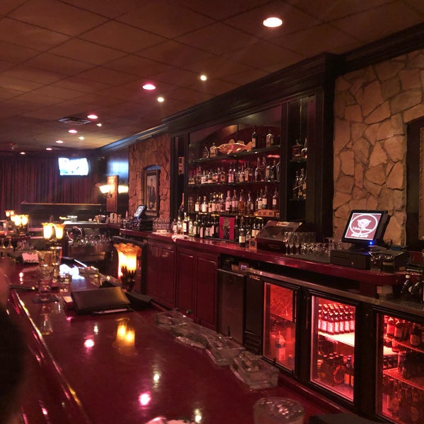 Foto scattata a Nicky Blaine&#39;s Cocktail Lounge da Romily B. il 5/17/2019