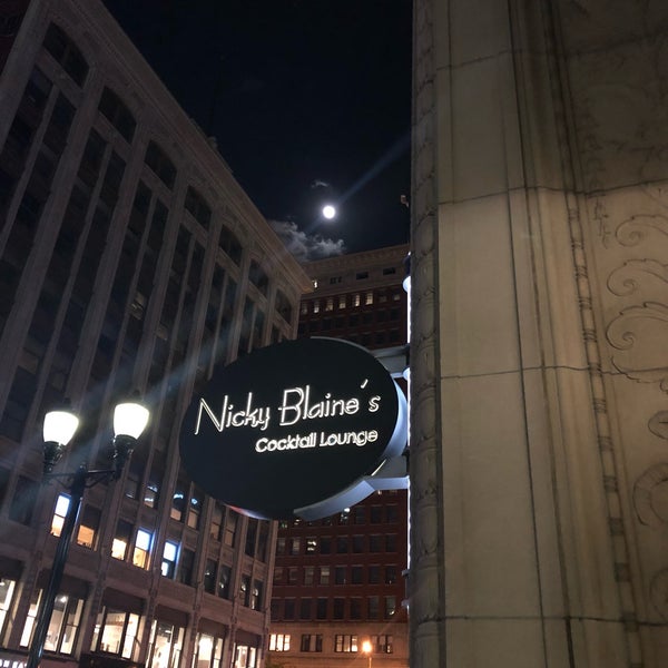 Снимок сделан в Nicky Blaine&#39;s Cocktail Lounge пользователем Romily B. 5/17/2019