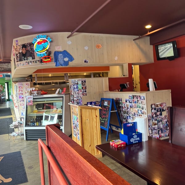 รูปภาพถ่ายที่ Bub&#39;s Burgers &amp; Ice Cream โดย Romily B. เมื่อ 4/18/2022
