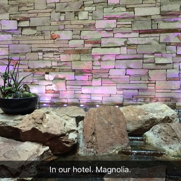 รูปภาพถ่ายที่ Magnolia Hotel โดย Romily B. เมื่อ 3/18/2017