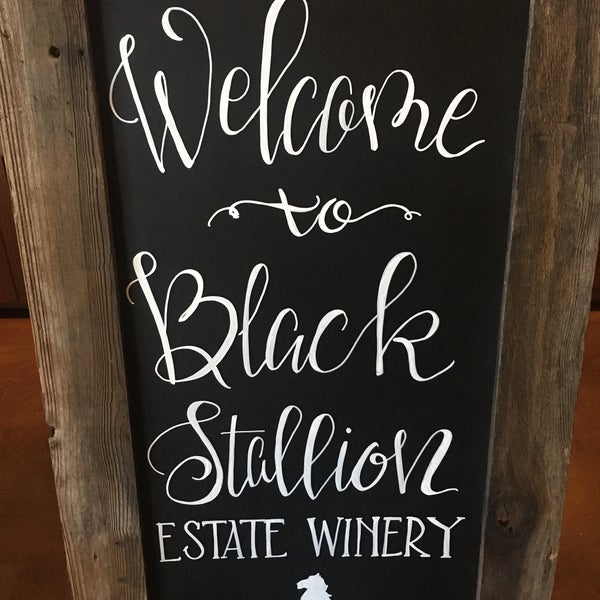 Foto tirada no(a) Black Stallion Winery por Ren T. em 7/29/2017