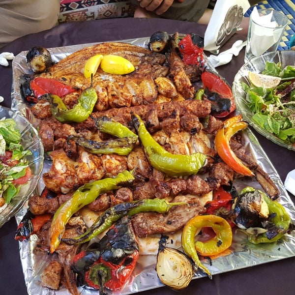 Photo taken at Beyaz Su Nebi Usta&#39;nın Yeri Dicle Restoran by Onur C. on 8/25/2018