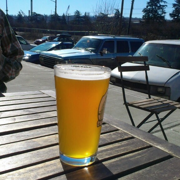 3/9/2013 tarihinde Ashley C.ziyaretçi tarafından Two Beers Brewing Company'de çekilen fotoğraf