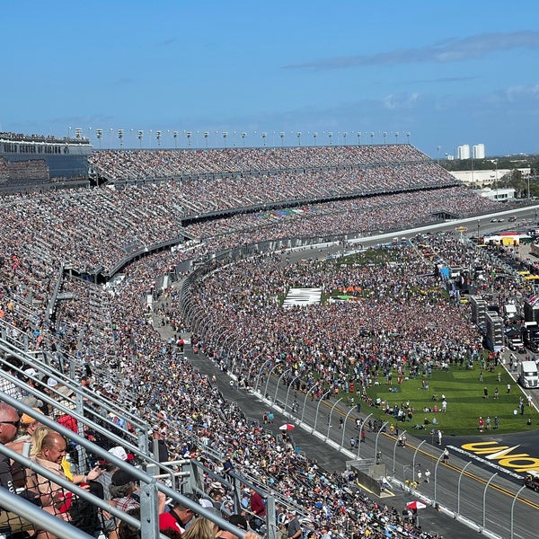รูปภาพถ่ายที่ Daytona International Speedway โดย Mike S. เมื่อ 2/21/2022