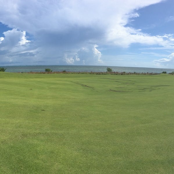 Foto tirada no(a) Puerto Cancún Golf Club por Cesar M. em 11/5/2015
