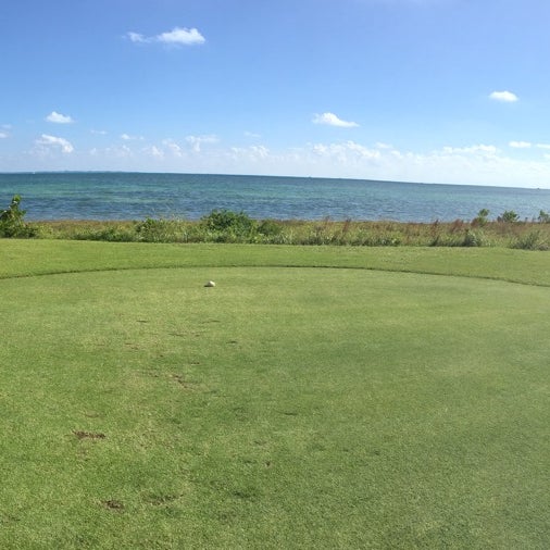 Снимок сделан в Puerto Cancún Golf Club пользователем Cesar M. 12/1/2015