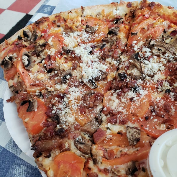 Foto diambil di Kaimuki&#39;s Boston Style Pizza oleh Jon Y. pada 9/11/2019