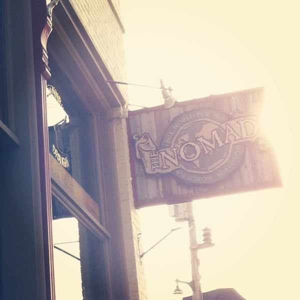 รูปภาพถ่ายที่ Nomad World Pub โดย Annette M. เมื่อ 4/30/2013