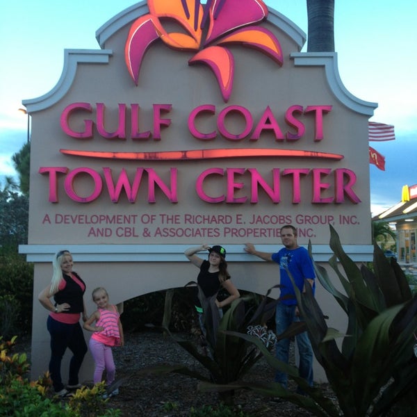 Das Foto wurde bei Gulf Coast Town Center von Michele B. am 7/17/2013 aufgenommen