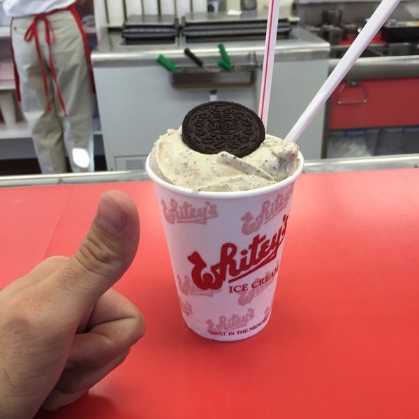 Foto scattata a Whitey&#39;s Ice Cream da Zachary G. il 9/19/2015