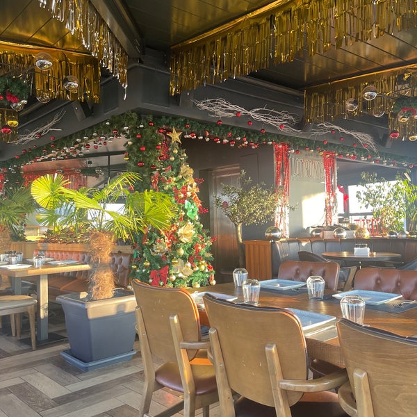 1/2/2023 tarihinde Meshal A.ziyaretçi tarafından Loti Cafe &amp; Roof Lounge'de çekilen fotoğraf