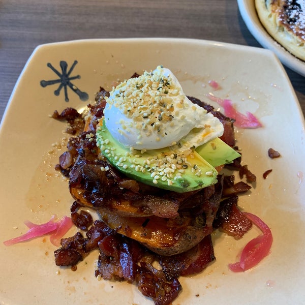 Photo taken at Snooze, an A.M. Eatery by Lindsey S. on 8/18/2021