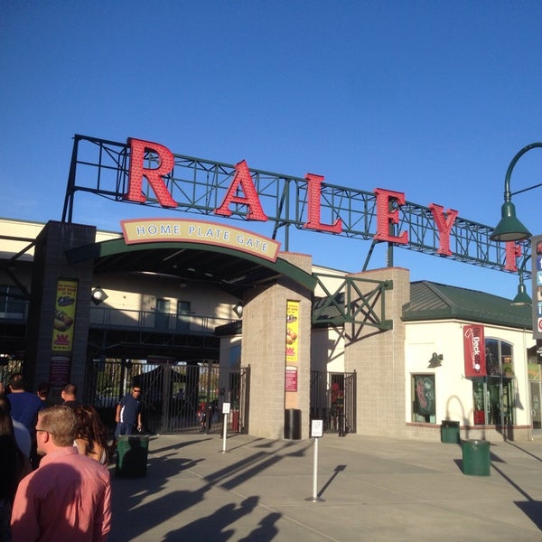 รูปภาพถ่ายที่ Sacramento Burger Battle 2015 โดย Paul L. เมื่อ 9/19/2013
