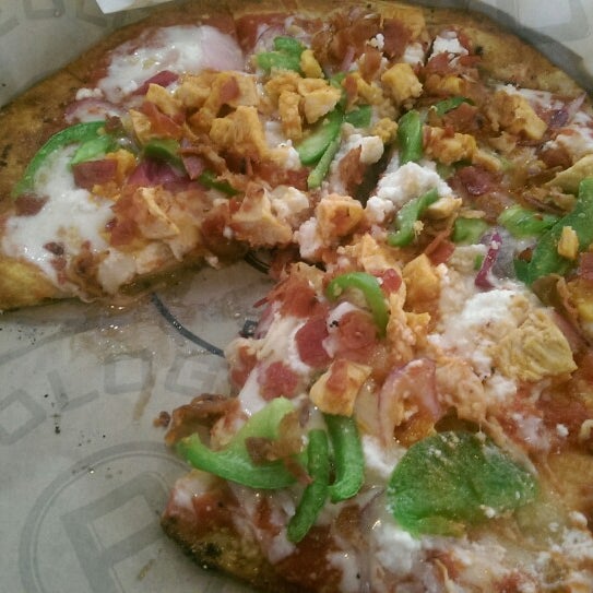 รูปภาพถ่ายที่ Pieology Pizzeria โดย Jenn L. เมื่อ 4/15/2014